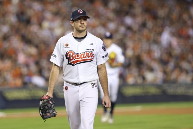 잭로그가 총액 110만 달러에 사인하며 2년 연속 두산 유니폼을 입고 뛰게 됐다. 사진제공｜두산 베어스