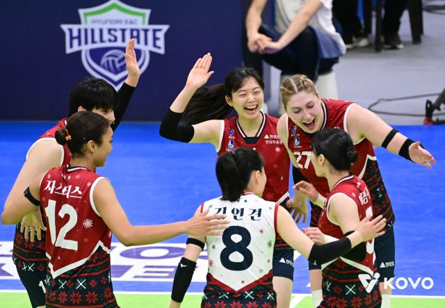 현대건설 선수들이 18일 수원체육관에서 열린 도로공사와 홈경기서 득점한 뒤 한데 모여 기뻐하고 있다. 사진제공｜KOVO