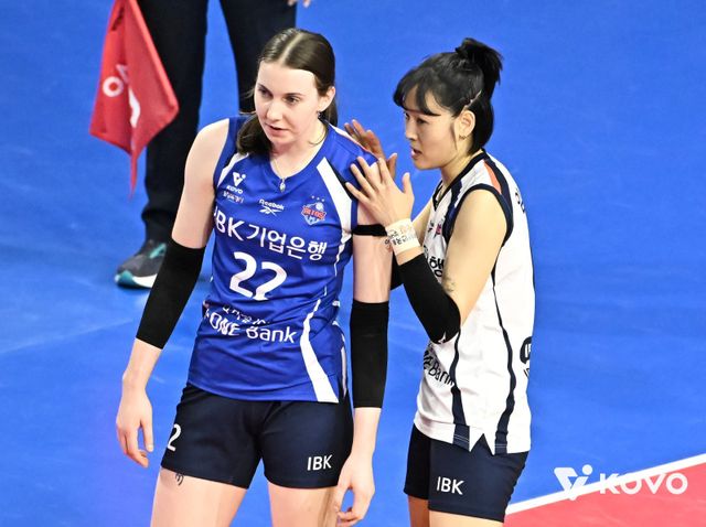 IBK기업은행은 빅토리아와 킨켈라(왼쪽)의 공존법을 찾은 덕분에 1라운드 부진을 딛고 상승세를 타고 있다. 킨켈라의 수비 부담을 덜어 준 임명옥(오른쪽)의 활약이&nbsp;결정적이었다.&nbsp;사진제공│KOVO