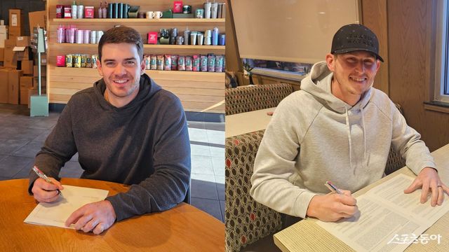 두산이 18일 외국인투수 크리스 플렉센(오른쪽), 잭로그와 계약을 마쳤다. 플렉센은 2020년 이후 6년만에 두산에 복귀했고, 잭로그는 2년 연속 두산과 함께하게 됐다. 사진제공｜두산 베어스