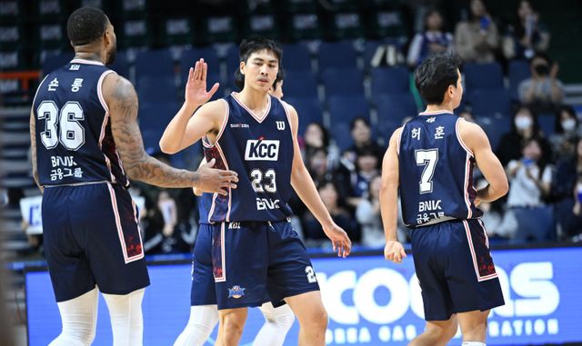 KCC 윌리엄 나바로(가운데)는 18일 부산서 열린 가스공사와 홈경기서 18점·10리바운드로 KBL 데뷔 이후 최고의 활약을 펼쳤다. 사진제공｜KBL