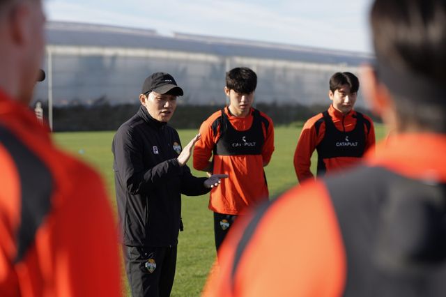 강원 정경호 감독이 1월 튀르키예 안탈리아에서 진행한 동계전지훈련에서 선수들을 모아놓고 말하고 있다. 사진제공｜한국프로축구연맹