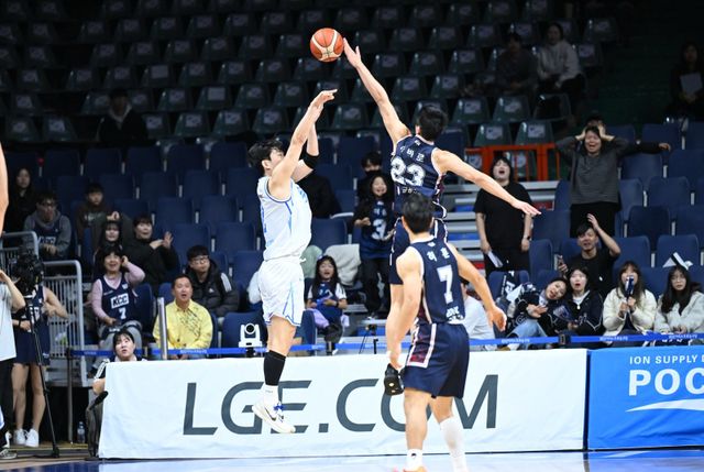 KCC 윌리엄 나바로(23번)는 18일 부산서 열린 가스공사와 홈경기서 18점·10리바운드로 KBL 데뷔 이후 최고의 활약을 펼쳤다. 사진제공｜KBL