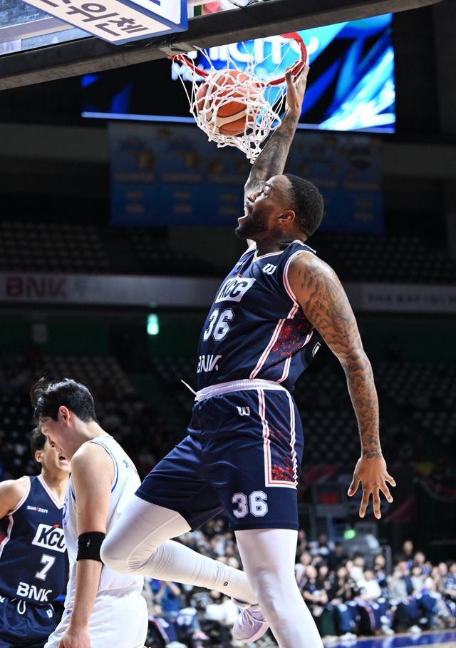 KCC 숀 롱이 18일 부산서 열린 가스공사와 홈경기서 덩크슛을 시도하고 있다. 그는 28점을 넣으며 4연승을 이끌었다. 사진제공｜KBL