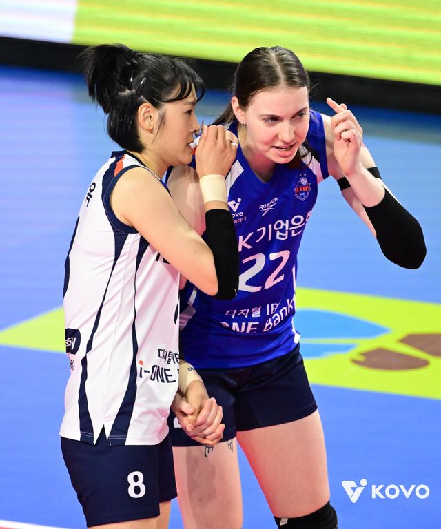 IBK기업은행은 빅토리아와 킨켈라(오른쪽)의 공존법을 찾은 덕분에 1라운드 부진을 딛고 상승세를 타고 있다. 킨켈라의 수비 부담을 덜어 준 임명옥(왼쪽)의 활약이 결정적이었다. 사진제공│KOVO