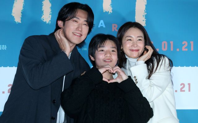 [서울=뉴시스] 김혜진 기자 = 배우 민진웅(왼쪽부터), 고동하, 최지우가 18일 오전 서울 용산구 CGV 용산아이파크몰에서 열린 영화 ‘슈가’(감독 최신춘) 제작보고회에서 포즈를 취하고 있다. 2025.12.18. jini@newsis.com