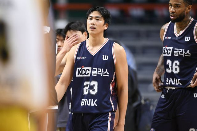 KCC 윌리엄 나바로(23번)는 18일 부산서 열린 가스공사와 홈경기서 18점·10리바운드로 KBL 데뷔 이후 최고의 활약을 펼쳤다. 사진제공｜KBL