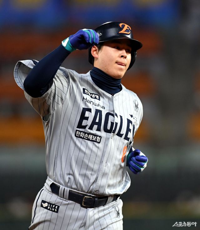 한화 노시환이 18일 스포츠동아와 통화를 통해 자신의 다년계약 협상 상황을 전했다. 노시환은 “얘기가 많이 나오고 있더라”라며 “약간 부담이 되는 것도 있다”고 솔직한 심정을 밝혔다. 스포츠동아DB