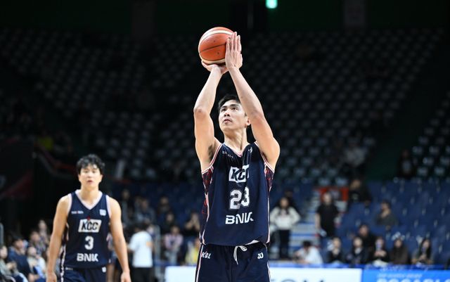 KCC 윌리엄 나바로는 18일 부산서 열린 가스공사와 홈경기서 18점·10리바운드로 KBL 데뷔 이후 최고의 활약을 펼쳤다. 사진제공｜KBL