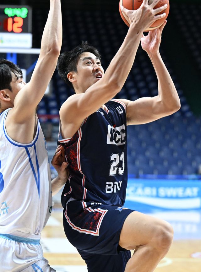 KCC 윌리엄 나바로(오른쪽)는 18일 부산서 열린 가스공사와 홈경기서 18점·10리바운드로 KBL 데뷔 이후 최고의 활약을 펼쳤다. 사진제공｜KBL