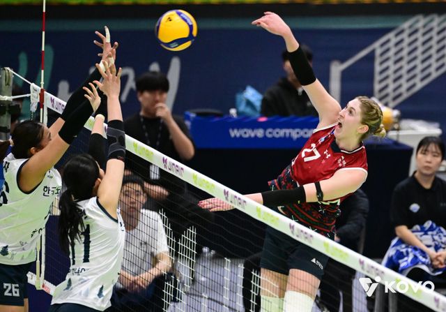 현대건설 카리(오른쪽)가 18일 수원체육관에서 열린 도로공사와 홈경기서 상대 블로킹을 앞에 두고 스파이크를 하고 있다. 사진제공｜KOVO