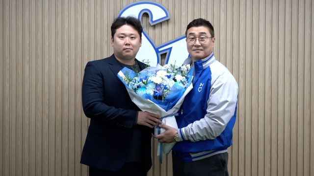 삼성이 18일&nbsp;내부 FA 투수 김태훈,&nbsp;이승현과 FA&nbsp;계약을 마무리했다. 2년 최대 6억 원에 계약한 이승현(왼쪽)이 이종열 단장과 기념촬영을 하고 있다. 사진제공ㅣ삼성 라이온즈