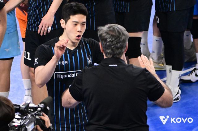 4월 대한항공과 V리그 챔피언결정전 1차전 홈경기서 손뼉을 마주치는 현대캐피탈 황승빈(왼쪽)과 필립 블랑 감독. 사진제공｜KOVO