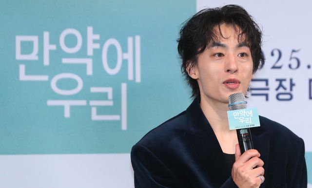 [서울=뉴시스] 김혜진 기자 = 배우 구교환이 18일 오후 서울 용산구 CGV 용산아이파크몰에서 열린 영화 ‘만약에 우리’ 언론시사회에서 인사말을 하고 있다. 2025.12.18. jini@newsis.com