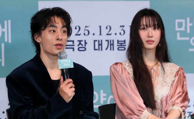 [서울=뉴시스] 김혜진 기자 = 배우 구교환(왼쪽)이 18일 오후 서울 용산구 CGV 용산아이파크몰에서 열린 영화 ‘만약에 우리’ 언론시사회에서 인사말을 하고 있다. 2025.12.18. jini@newsis.com