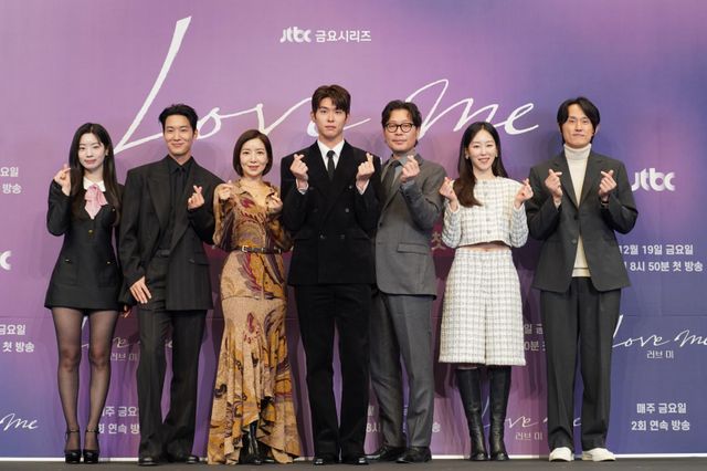 (왼쪽부터)다현, 장률, 윤세아, 이시우, 유재명, 서현진, 조영민 감독. 사진제공 | JTBC 장은지 기자