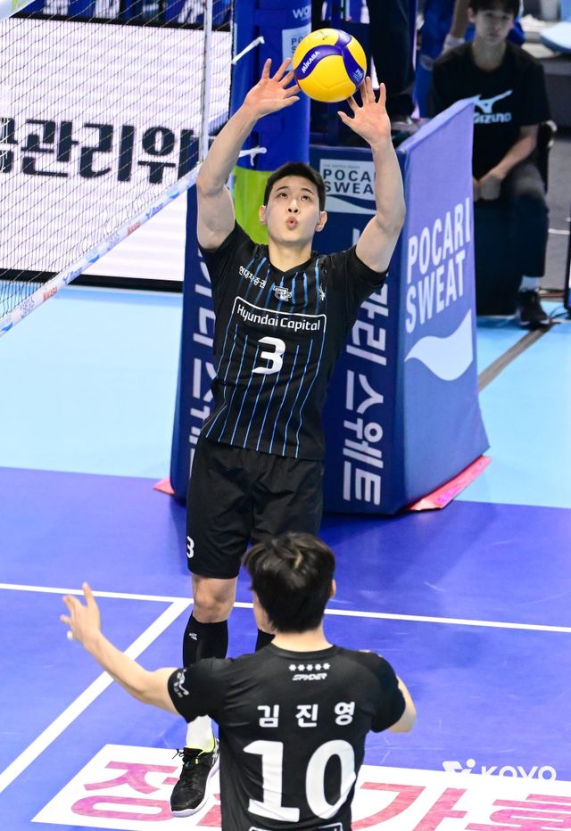 현대캐피탈 황승빈이 16일 대한항공과 원정경기서 동료 공격수에게 공을 띄워주고 있다. 사진제공｜KOVO