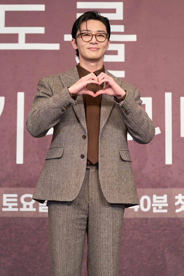 ‘경도를 기다리며’ 제작발표회에서 박서준이 포즈를 취하고 있다. 사진제공 | JTBC