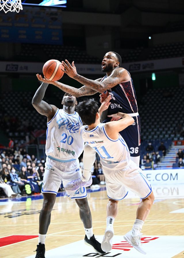 KCC 숀 롱(가운데)은 18일 부산서 열린 가스공사와 홈경기서 28점을 넣으며 4연승을 이끌었다. 사진제공｜KBL