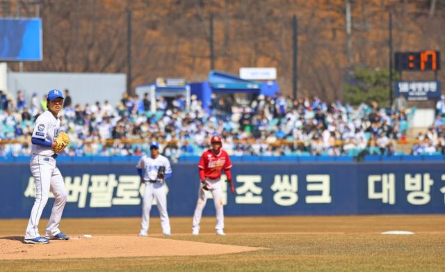 KBO는 2026시즌부터 KBO리그 규정을 개정해 피치클락 운영 투구 간격을 현행 대비 2초 단축하기로 결정했다. 2026시즌부터는 주자 없을 시 18초, 주자 있을 시 23초가 주어진다. 대구삼성라이온즈파크에서 피치클락이 작동되는 모습. 사진제공｜삼성 라이온즈