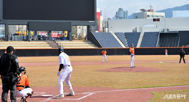 한화 선수단이 지난 3월 대전한화생명볼파크에서 자체 청백전을 치르는 모습. 외야에 피치클락이 작동되고 있다. 스포츠동아DB