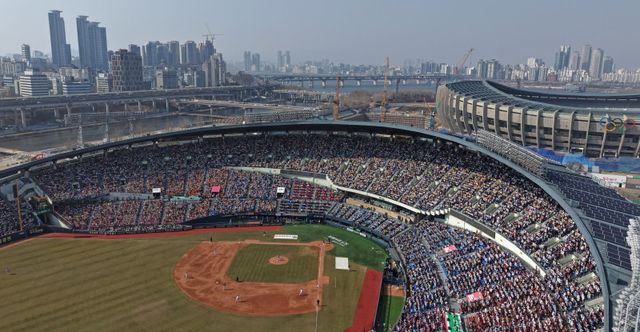 지난 3월 22일 롯데와 LG의 2025 KBO리그 개막전이 열린 잠실구장 전경. 뉴시스