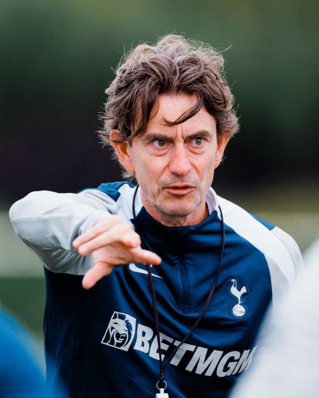 영국 매체 ‘더 선’은 2일(한국시간) “토트넘 선수단 내부에서 토마스 프랑크 감독(덴마크)의 끊임없는 전술 변경과 급작스러운 계획 수정에 대한 불만이 커지고 있다. 경기 직전 혹은 경기 도중에 전술이 급히 바뀌면서 선수들이 자신의 역할조차 혼란스러워하고 있다는 불만이 드러난 것이다”고 밝혔다. 사진출처｜토트넘 페이스북