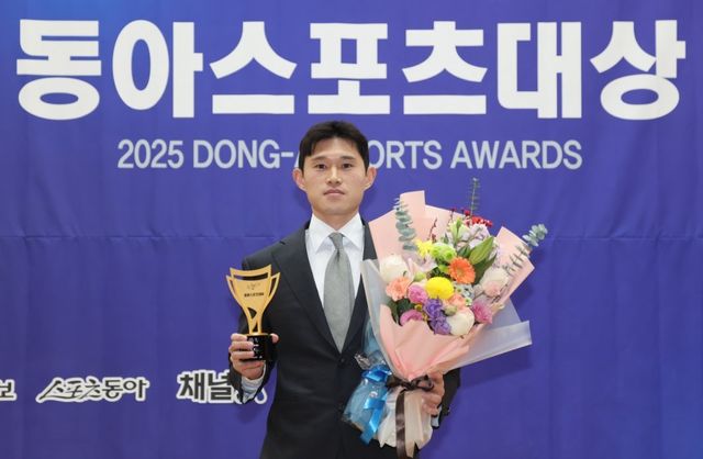 울산 이동경이 2일 서울 성북구 고려대 백주년기념삼성관에서 열린 ‘2025 동아스포츠대상’ 시상식에서 프로축구 부문 올해의 선수상을 받은 뒤 트로피와 꽃다발을 들고 기념촬영을 하고 있다. 이한석 기자
