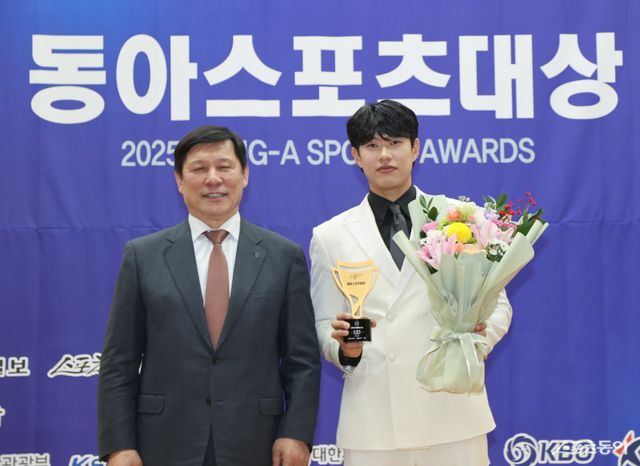 키움 송성문(오른쪽)이 2일 서울 성북구 고려대 백주년기념삼성관에서 열린 ‘2025 동아스포츠대상’ 시상식에서 프로야구 부문 올해의 선수상을 받은 뒤 시상자로 참석한 허구연 KBO 총재와 기념사진을 촬영하고 있다. 이한석 기자