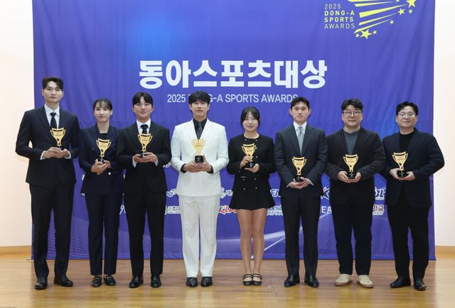 ‘2025 동아스포츠대상(동아일보·스포츠동아·채널A 주최)’ 시상식이 2일 서울 성북구 고려대 백주년기념삼성관에서 열렸다. 올해의 선수로 선정된 남자프로농구 안영준, 여자프로농구 김단비, 남자프로골프 옥태훈, 프로야구 송성문, 여자프로골프 유현조, 프로축구 이동경, 남자프로배구 허수봉의 대리수상자인 임형준 현대캐피탈 사무국장, 여자프로배구 김연경의 대리수상자인 임근혁 IM스포츠 대표(왼쪽부터)가 기념촬영을 하고 있다. 이한석 기자