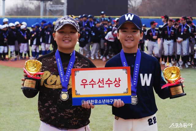 2025 제7회 서울컵 유소년야구대회 U-13 청룡 우수선수상을 받은 아산시유소년야구단 윤하준(왼쪽)과 휘문아카데미유소년야구단 황지후. 사진제공｜대한유소년야구연맹