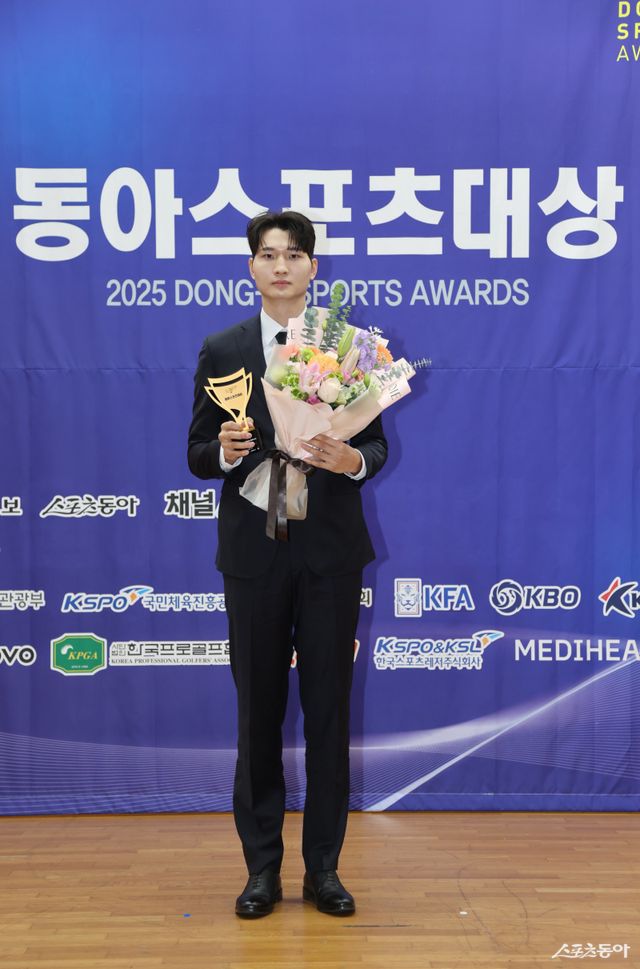 SK 안영준이 ‘2025 동아스포츠대상’ 시상식에서 남자프로농구 부문 올해의 선수상을 수상한 뒤 기념촬영을 하고 있다. 이한석 기자