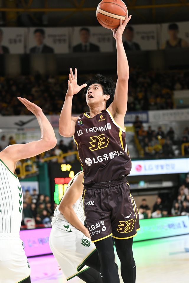 LG 칼 타마요가 21일 창원체육관에서 열린 DB전에서 슛을 시도하고 있다. 타마요는 이날 4쿼터에만 17점을 올리는 등 30점을 뽑으며 팀의 74-69 승리를 이끌었다. 사진제공｜KBL