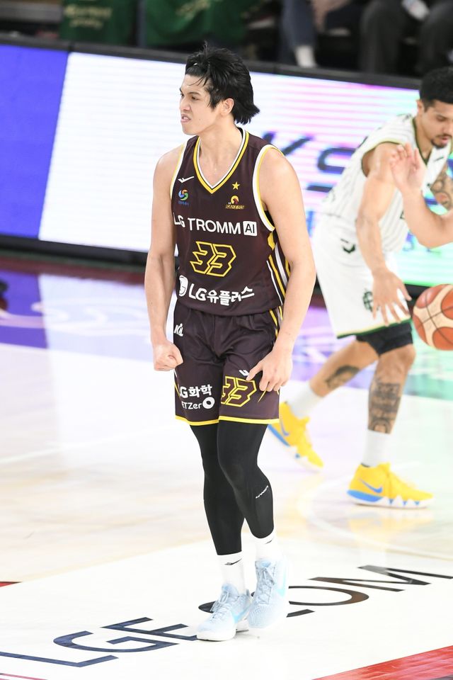 LG 칼 타마요가 21일 창원체육관에서 열린 DB전에서 득점 후 세리머니를 하고 있다. 타마요는 이날 4쿼터에만 17점을 올리는 등 30점을 뽑으며 팀의 74-69 승리를 이끌었다. 사진제공｜KBL