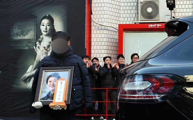 21일 서울 종로구 한예극장 앞에서 열린 배우 고 윤석화의 노제가 끝나고, 고인의 영정이 이동하고 있다. 노제가 열린 한예극장의 전신인 정미소는 고인이 직접 운영했던 대학로 설치극장이다. 뉴시스