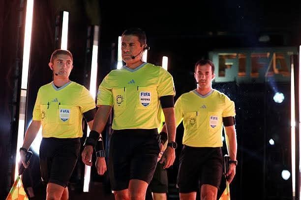 FIFA가 인정하는 아시아 최고 판관인 알리레자 파가니 주심(가운데)은 내년 북중미월드컵에서도 휘슬을 잡을 것으로 보인다. 사진출처｜레프리월드 페이스북