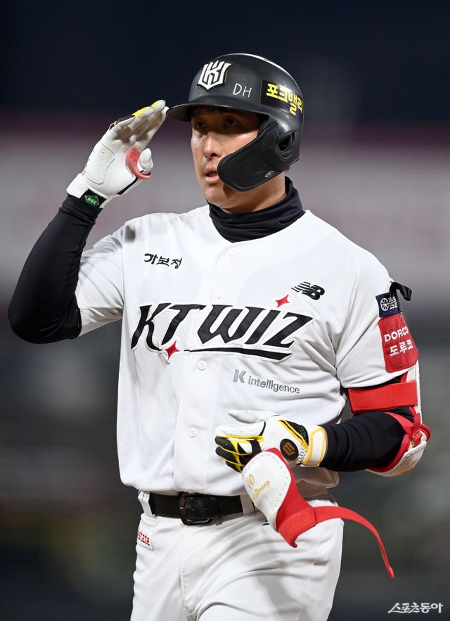 KT 황재균이 19일 구단을 통해 현역 은퇴를 발표했다. 황재균은 과거 KBO리그 강팀으로 군림했던 현대 유니콘스 출신의 마지막 야수였다. 이제 현대 출신의 마지막 현역 선수는 투수 장시환 밖에 남지 않았다. 스포츠동아DB