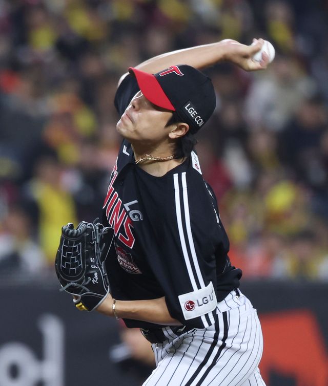 LG 김진성이 지난 10월 대전한화생명볼파크에서 열린 한화와 한국시리즈 3차전에서 힘차게 공을 던지고 있다. 김진성은 최근 3년 간 LG 불펜진의 핵심 역할을 수행했다. 내년부터는 동료들이 베테랑의 짐을 덜어줘야 한다. 뉴시스
