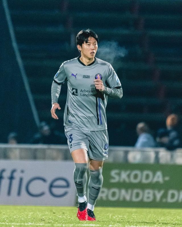 에버턴 소식을 전문으로 다루는 매체 토피웹은 20일(한국시간) “에버턴의 리빌딩 프로젝트는 1월에도 계속될 것”이라며 “구단은 유럽 전역에서 성장 중인 유망주들을 적극적으로 관찰하고 있다. 그 중 이한범을 가장 눈여겨보고 있다”고 밝혔다. 사진출처｜미트윌란 페이스북