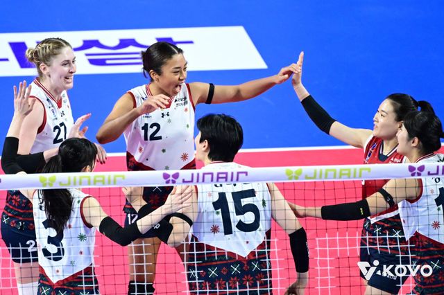 현대건설 선수들이 21일 화성종합실내체육관서 열린 IBK기업은행과 V리그 여자부 원정경기 도중 팀 득점에 환호하고 있다. 사진제공｜KOVO