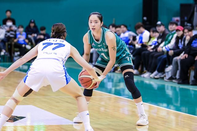하나은행 박소희(오른쪽)가 21일 부천체육관에서 열린 우리은행전에서 세키 나나미를 상대로 공격을 시도하고 있다. 이날 박소희는 20점을 올리며 팀의 61-53 승리를 이끌었다. 사진제공｜WKBL