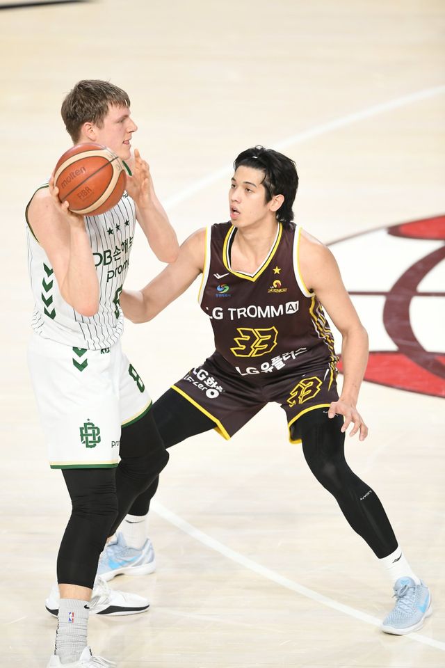 LG 칼 타마요(오른쪽)가 21일 창원체육관에서 열린 DB전에서 헨리 엘런슨을 막고 있다. 타마요는 이날 4쿼터에만 17점을 올리는 등 30점을 뽑으며 팀의 74-69 승리를 이끌었다. 사진제공｜KBL