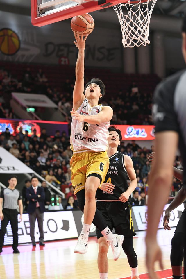 박지훈이 22일 안양정관장아레나서 열린 삼성과 ‘2025~2026 LG전자 프로농구’ 정규리그 3라운드 홈경기서 골밑 슛을 시도하고 있다. 사진제공｜KBL