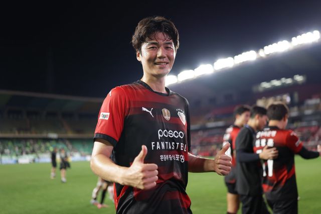 베테랑 미드필더 기성용이 포항과의 동행을 1년 더 이어가기로 했다. 뜨거운 올 시즌 후반기를 함께 한 양측은 계약연장에 합의한 것으로 알려졌다. 사진제공｜한국프로축구연맹