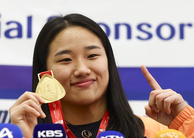 세계 배드민턴 왕중왕전인 2025 BWF 월드투어 파이널스 여자단식을 제패하며 역대 단식 단일 시즌 최다승(11승)에 성공한 안세영이 22일 인천국제공항을 통해 귀국한 뒤 금메달을 들어보이며 미소짓고 있다. 인천국제공항｜뉴시스