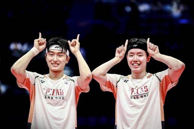 서승재(오른쪽)-김원호가 21일 중국 항저우 올림픽스포츠센터에서 열린 2025 BWF 월드투어 파이널스 남자 복식 결승에서 중국의 량웨이컹-왕창 조를 2-0으로 꺾고 시즌 11승을 달성한 뒤 익살맞은 포즈를 취하고 있다. 항저우(중국)｜신화뉴시스