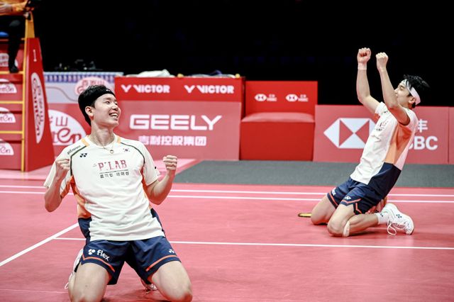 서승재(왼쪽)-김원호가 21일 중국 항저우 올림픽스포츠센터에서 열린 2025 BWF 월드투어 파이널스 남자 복식 결승에서 중국의 량웨이컹-왕창 조를 2-0으로 꺾고 시즌 11승에 성공한 뒤 환호하고 있다. 항저우(중국)｜신화뉴시스