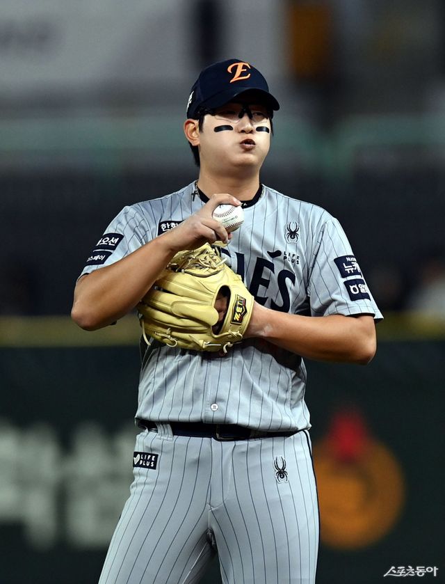 한화 김서현은 풀타임 마무리투수 보직을 처음으로 맡은 올해 곧바로 30세이브 고지를 밟았다. 시즌 마무리가 좋지 못했지만, 정규시즌 전체를 놓고 보면 분명 성장의 동력을 얻은 한 해다. 투수진 고과 1위로 억대 연봉 진입이 유력하다. 스포츠동아DB