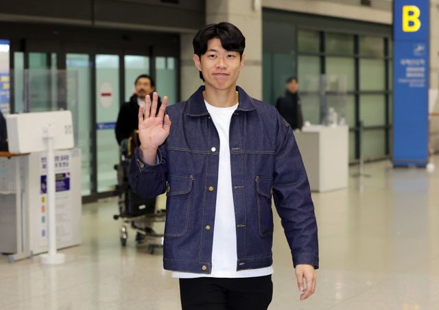 샌디에이고 파드리스와 계약을 마친&nbsp;송성문이 23일 인천국제공항 제1터미널을 통해 귀국해 손을 흔들고 있다.&nbsp;인천공항｜뉴시스