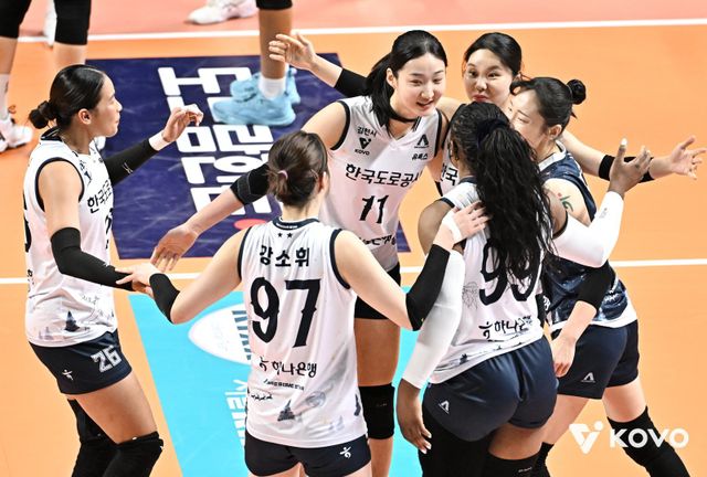 강소휘(97번) 등 한국도로공사 선수들이 23일 장충체육관서 열린 GS칼텍스와 V리그 여자부 원정경기에서 득점한 뒤 기뻐하고 있다. 사진제공｜KOVO